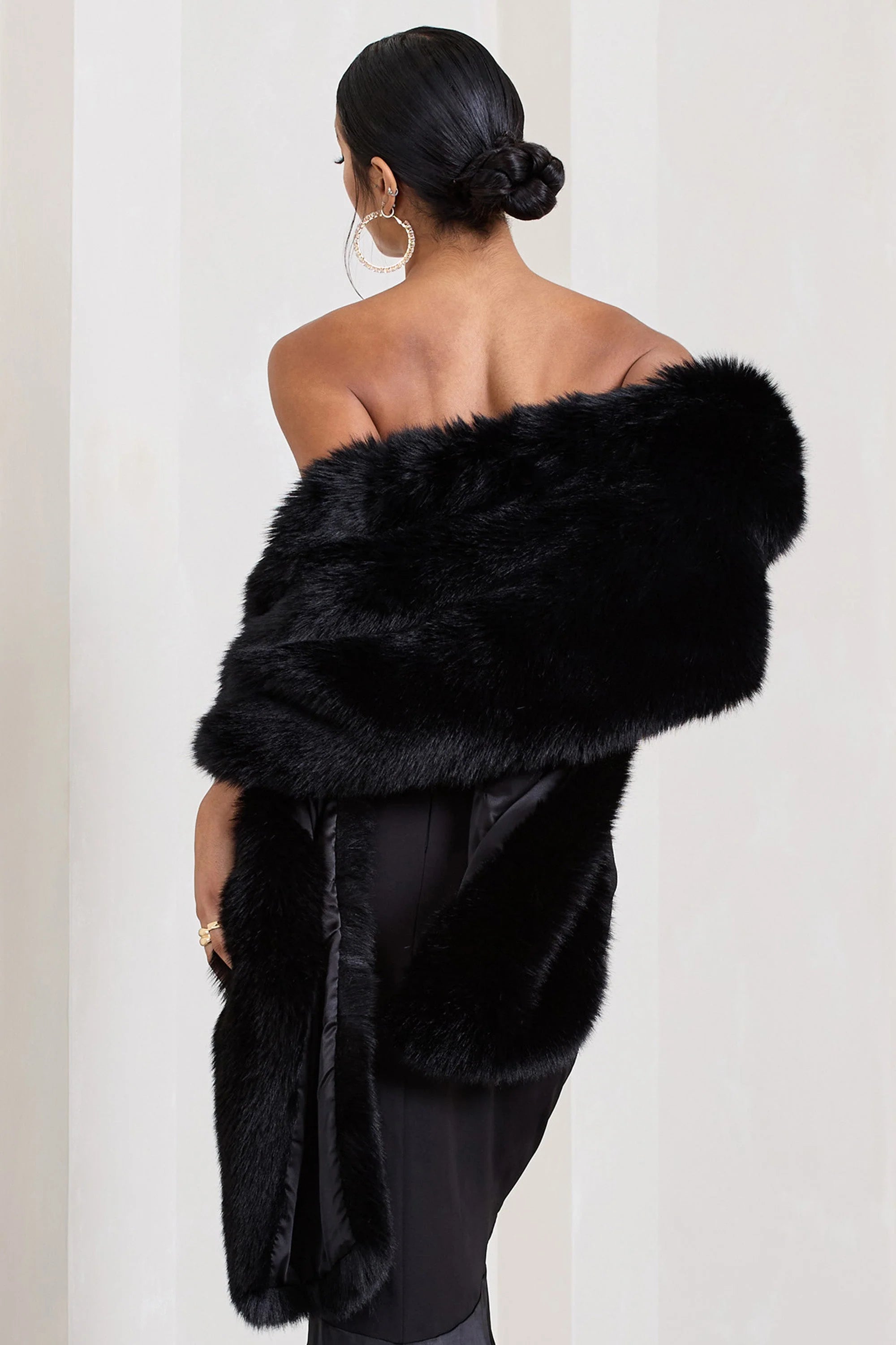 Softly | Black Faux Fur Pull-Through Shawl