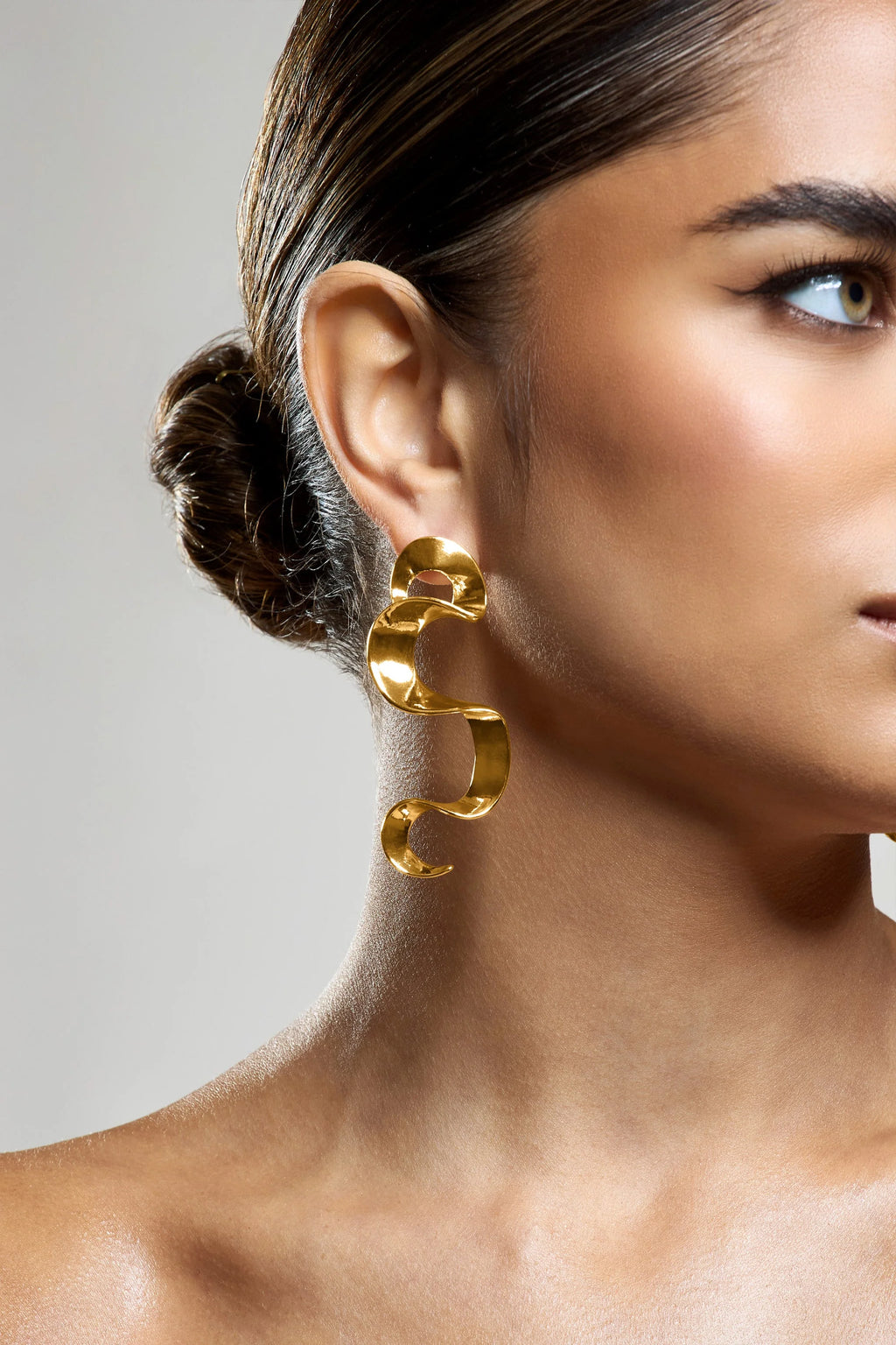 Outline | Gold Twisted Dangle Earrings
