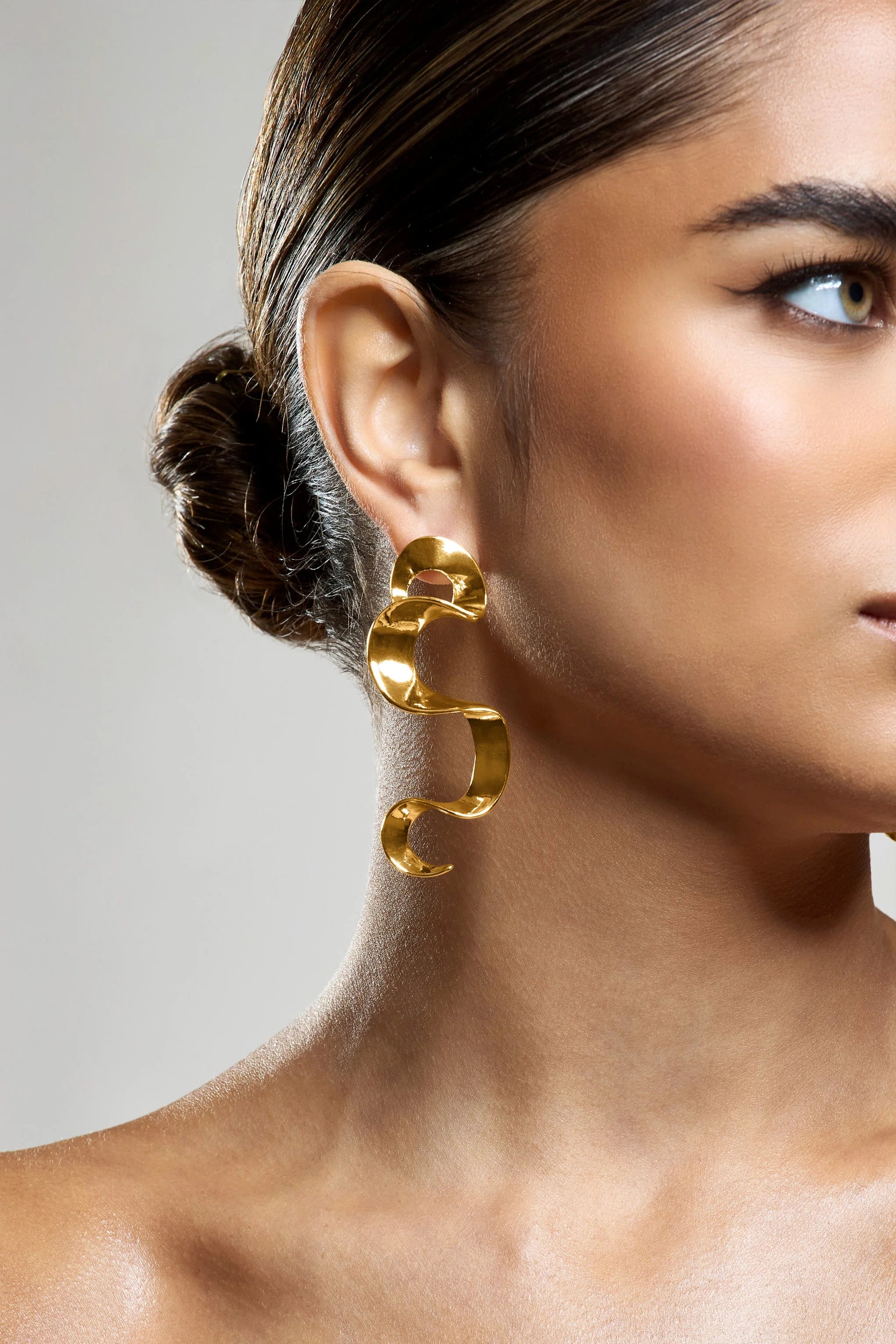 Outline | Gold Twisted Dangle Earrings