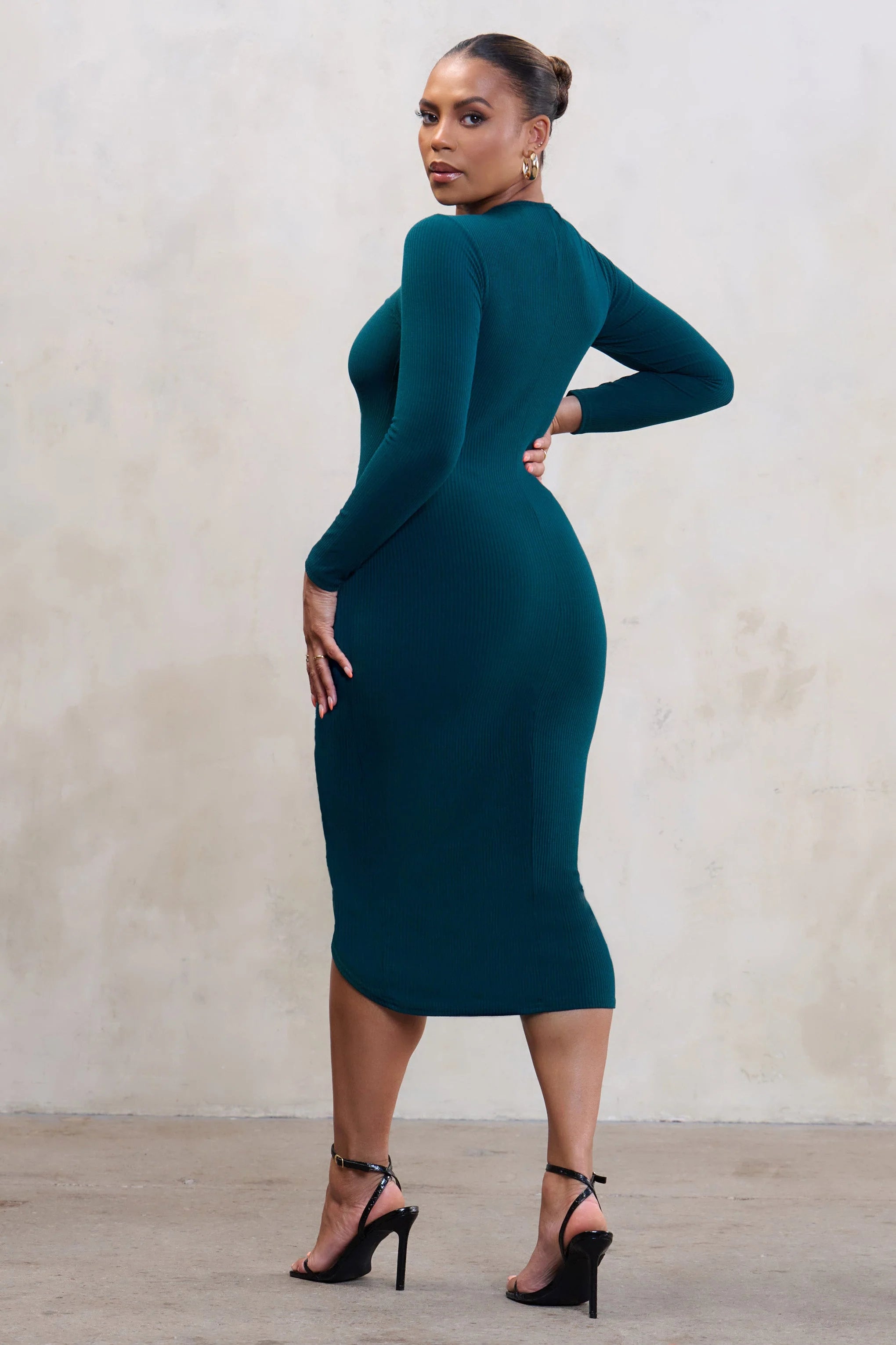 Centre Of Attention | Plus Bottle Green Long Sleeve Ruched Front Midi Dress